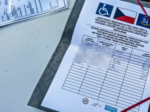 Hluchoněmí podvodníci provozovali falešnou sbírku. Zázračně je uzdravili strážníci