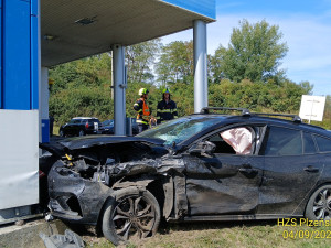 Nehoda u čerpací stanice u obce Borovy