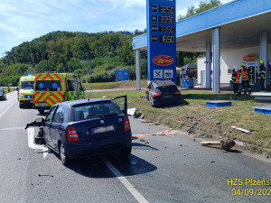 Nehoda u čerpací stanice u obce Borovy