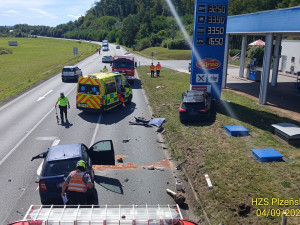 Nehoda u čerpací stanice u obce Borovy