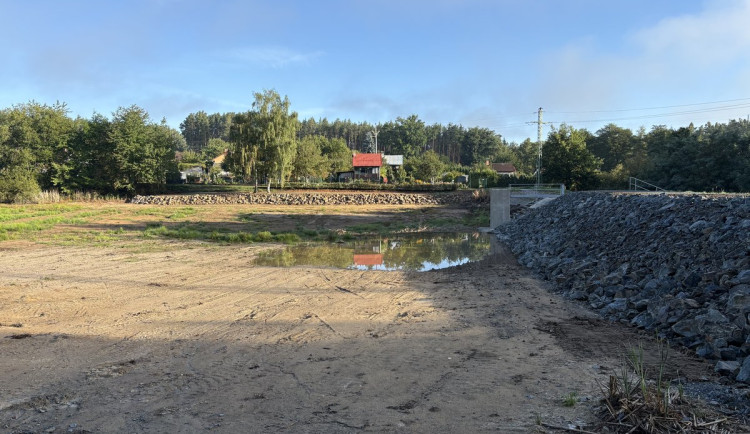 Při opravě rybníku Nováček odtamtud vyvezli 1980 metrů krychlových bahna