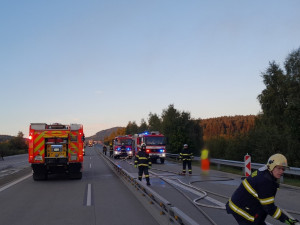 Masivní únik nafty z havarovaného kamionu ochromil provoz na dálnici D5