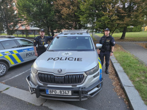 Nemocný muž dva dny trpěl zaklíněný mezi gaučem a postelí, vysvobodili ho policisté