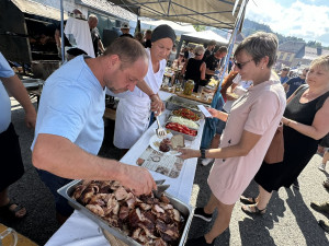 Šumavské městečko přivítá tisíce lidí na populárním mistrovství v opékání prasat