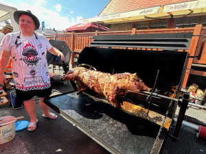 Šumavské městečko přivítá tisíce lidí na populárním mistrovství v opékání prasat