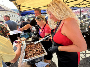 Šumavské městečko přivítá tisíce lidí na populárním mistrovství v opékání prasat