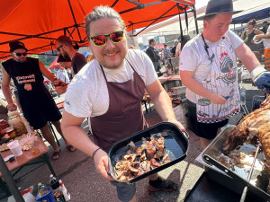 Šumavské městečko přivítá tisíce lidí na populárním mistrovství v opékání prasat