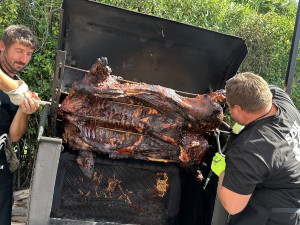 Šumavské městečko přivítá tisíce lidí na populárním mistrovství v opékání prasat