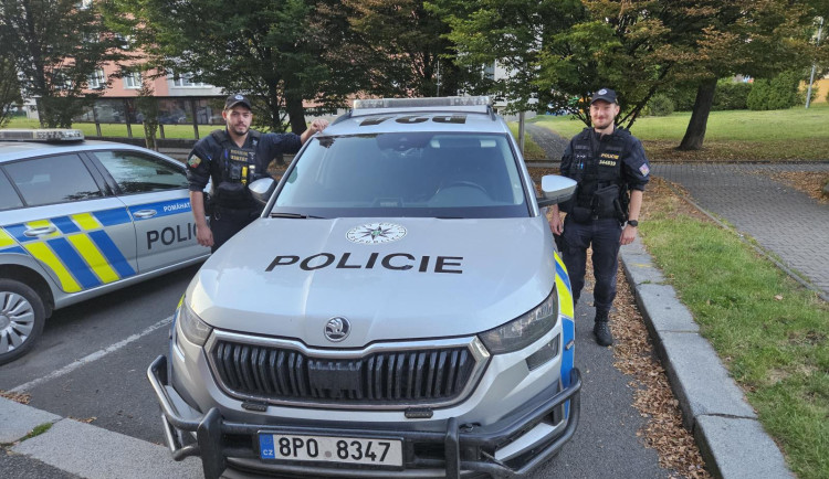 Nemocný muž dva dny trpěl zaklíněný mezi gaučem a postelí, vysvobodili policisté