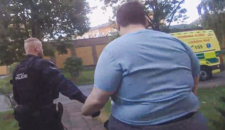 Postižený mladík dostal záchvat agrese, zásah strážníků přinesl dojemné rozuzlení