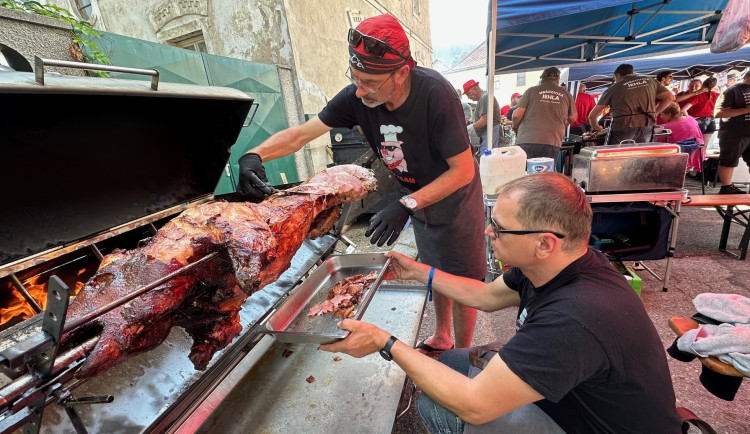 Šumavské městečko přivítá tisíce lidí na populárním mistrovství v opékání prasat