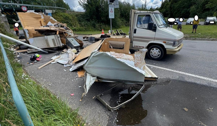 Viadukt u Jitexu skalpuje jedno auto za druhým. Letos už jich má na kontě deset