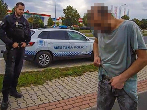 Muž běhal po městě s obnaženým údem a pronásledoval ženu. Nahlásil ho svědek