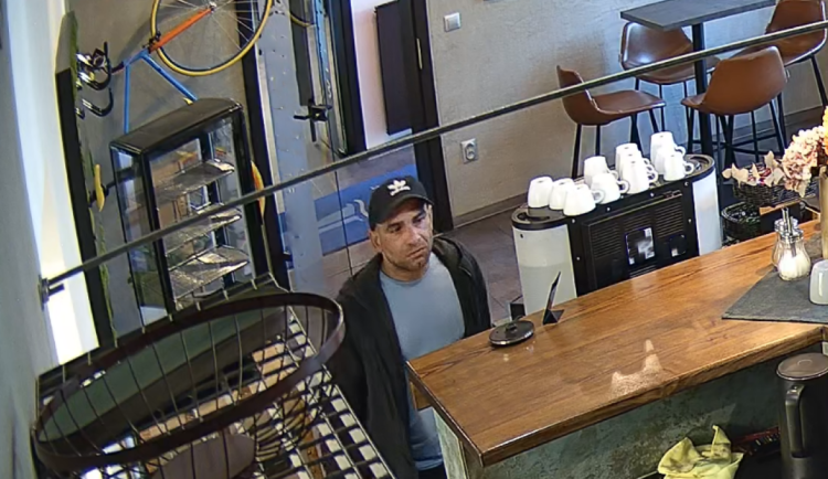 Nepozná někdo muže na snímku z bezpečnostní kamery?