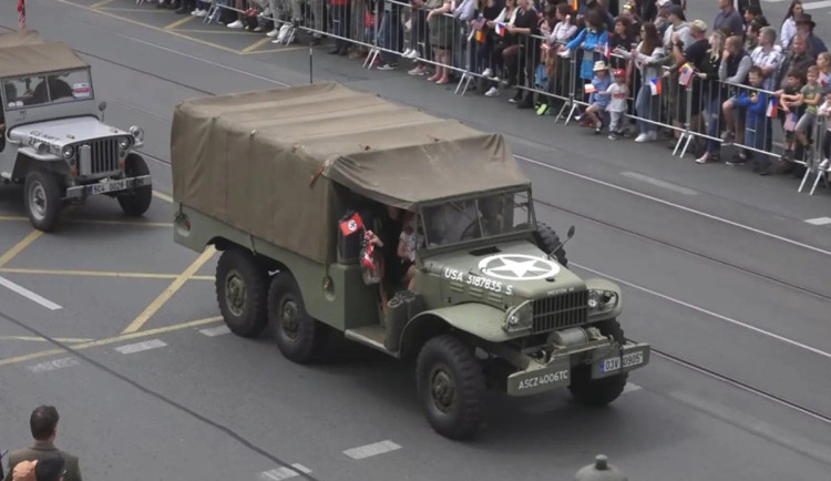 Odvolací soud udělil pokutu za mávání vlajkou s hákovým křížem v Plzni