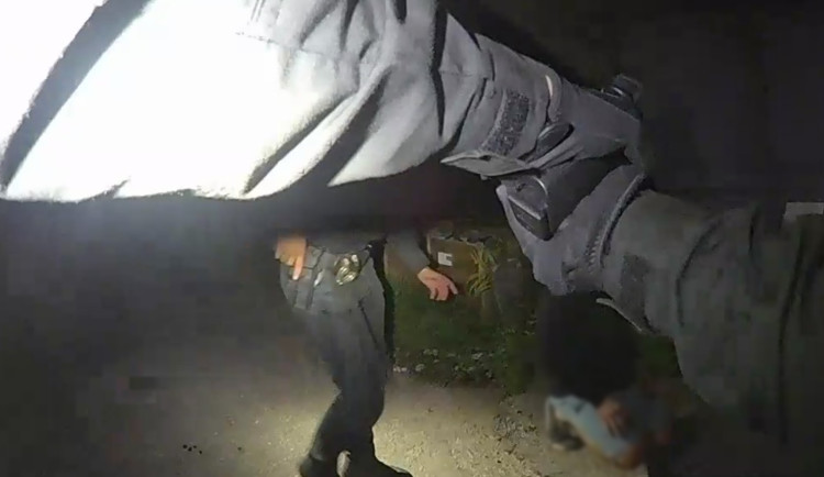 Kaskadérský kousek na ubytovně, zdrogovaný muž vyšplhal do bytu ve čtvrtém patře