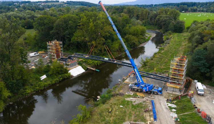 Nová lávka propojuje Karvinou s polským Hażlachem. Usadil ji autojeřáb o nosnosti 230 tun