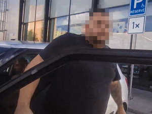 Bez řidičáku zaparkoval na invalidech, strážníkům naservíroval samé výmluvy
