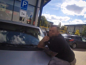 Bez řidičáku zaparkoval na invalidech, strážníkům naservíroval samé výmluvy