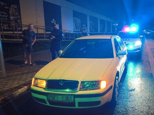 Bez řidičáku zaparkoval na invalidech, strážníkům naservíroval samé výmluvy