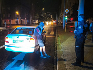 Bez řidičáku zaparkoval na invalidech, strážníkům naservíroval samé výmluvy