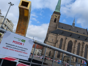 Chrtici praskla vana, oprava bude velmi nákladná. Další kašny poškodili i vandalové
