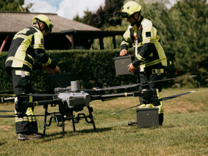 Drony dokážou hasičům dopravit do terénu techniku, vodu i nosítka