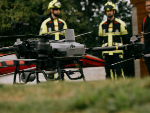 Drony dokážou hasičům dopravit do terénu techniku, vodu i nosítka