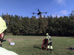Drony dokážou hasičům dopravit do terénu techniku, vodu i nosítka