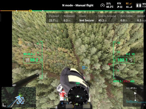 Drony dokážou hasičům dopravit do terénu techniku, vodu i nosítka