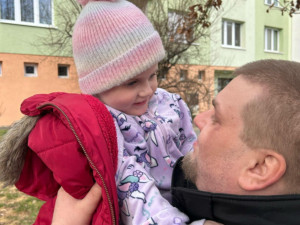 Emička trpí vážnou formou epilepsie. Denně má i 100 záchvatů bleskových křečí