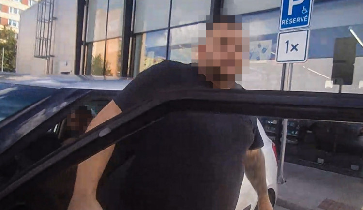 Bez řidičáku zaparkoval na invalidech, strážníkům naservíroval samé výmluvy