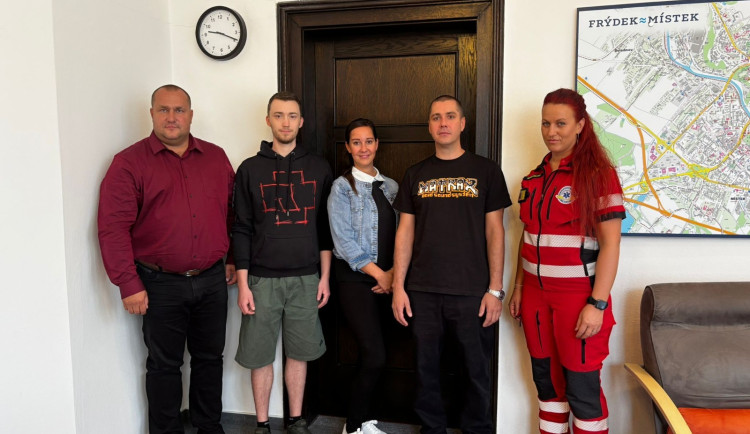 Zásah bleskem v Beskydech. Sourozenci z Frýdku-Místku získali ocenění za záchranu seniora