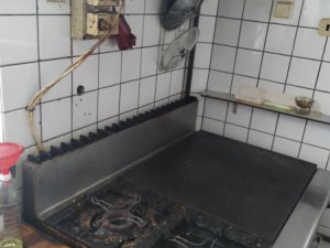 Všudypřítomná špína a myší bobky, inspekce uzavřela výrobnu jídel pro rozvoz