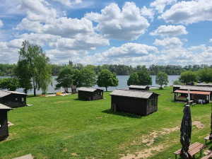 Kemp Keramika šokoval nebinárními toaletami, teď má bronz v anketě Kemp roku 2025