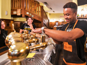 Zahraniční výčepní obdivují při výcviku rychlost svých českých kolegů, jak čepují pivo