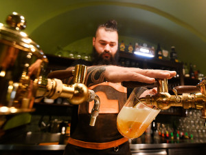 Zahraniční výčepní obdivují při výcviku rychlost svých českých kolegů, jak čepují pivo