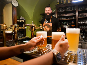 Zahraniční výčepní obdivují při výcviku rychlost svých českých kolegů, jak čepují pivo