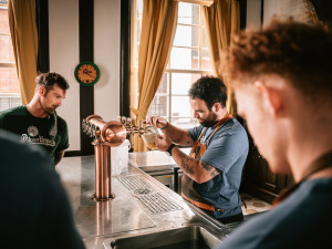 Zahraniční výčepní obdivují při výcviku rychlost svých českých kolegů, jak čepují pivo