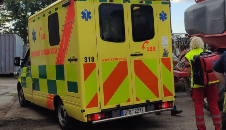 Nehoda na statku: naložená vlečka traktoru přejela dva muže, zasahoval vrtulník