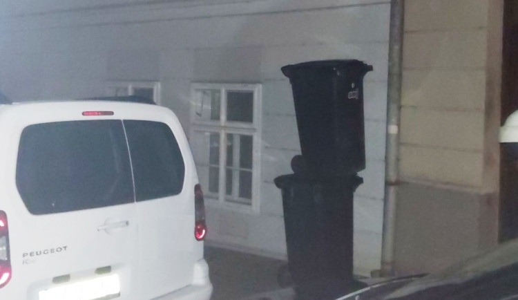 Muž v Jihlavě přes popelnice vlezl do cizího bytu. Jen procházím, řekl majiteli