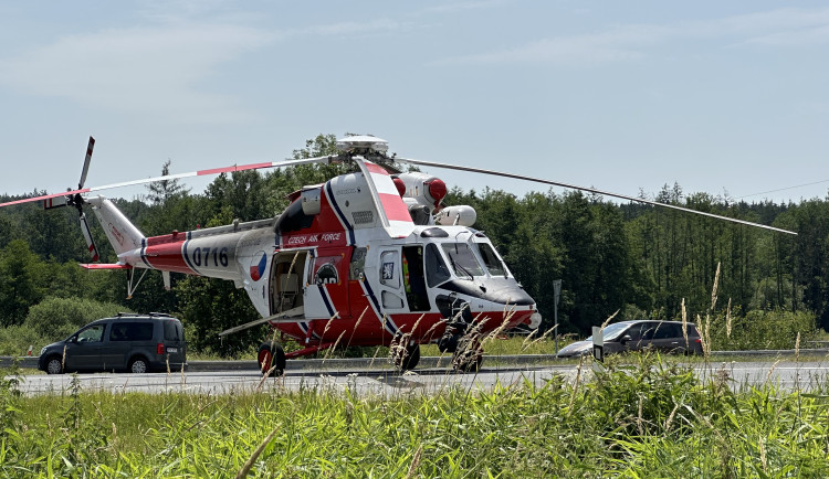 Dva mladí lidé se těžce zranili při nehodě osobáku. Auto narazilo do betonové konstrukce