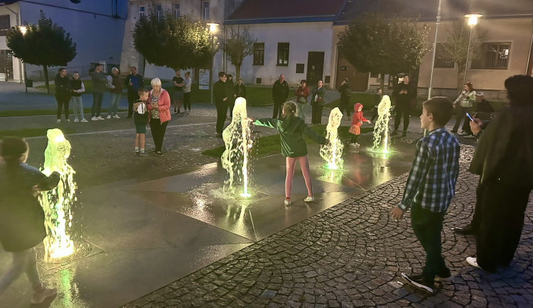 VIDEO: V Třešti mají novou atrakci. Barevné fontány lidé chválí i kritizují