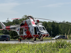 Dva mladí lidé se těžce zranili při nehodě osobáku. Auto narazilo do betonové konstrukce