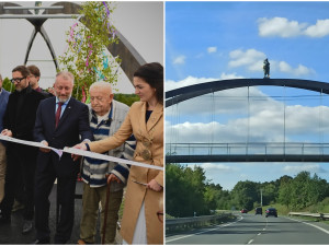 Chotíkov slavnostně otevřel lávku s kontroverzní sochou, lidé už jí přezdívají Skokan