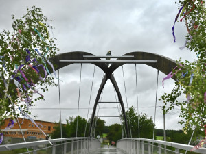 Chotíkov slavnostně otevřel lávku s kontroverzní sochou, lidé už jí přezdívají Skokan