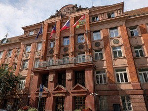 Debatu o zátahu policie v sídle kraje chtěli zastupitelé smést ze stolu. Nepovedlo se