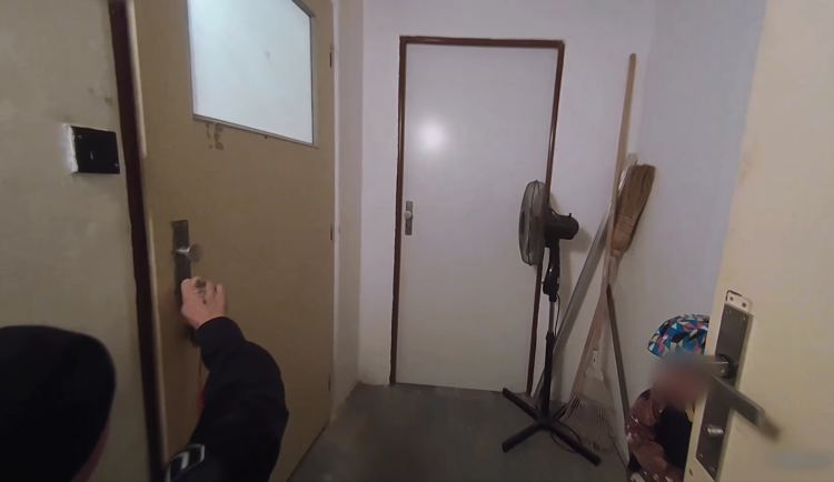 VIDEO: Chlapeček zamkl mámu ve sklepě, a netušil, jak ji znovu vysvobodit.