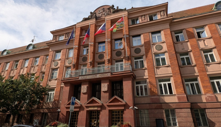 Jednání o zátahu NCOZ na kraji chtěli zastupitelé smést ze stolu. Nepovedlo se