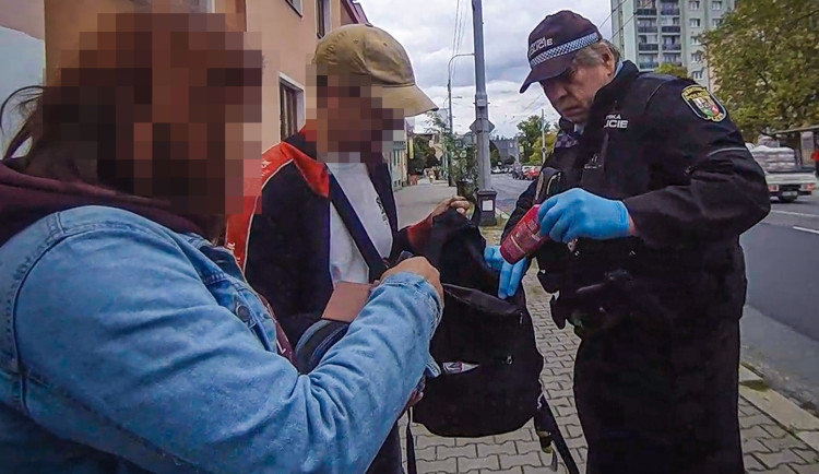 Muži se před policisty pohádali o to, kdo kradl. Ani jednomu se nechtělo do vězení